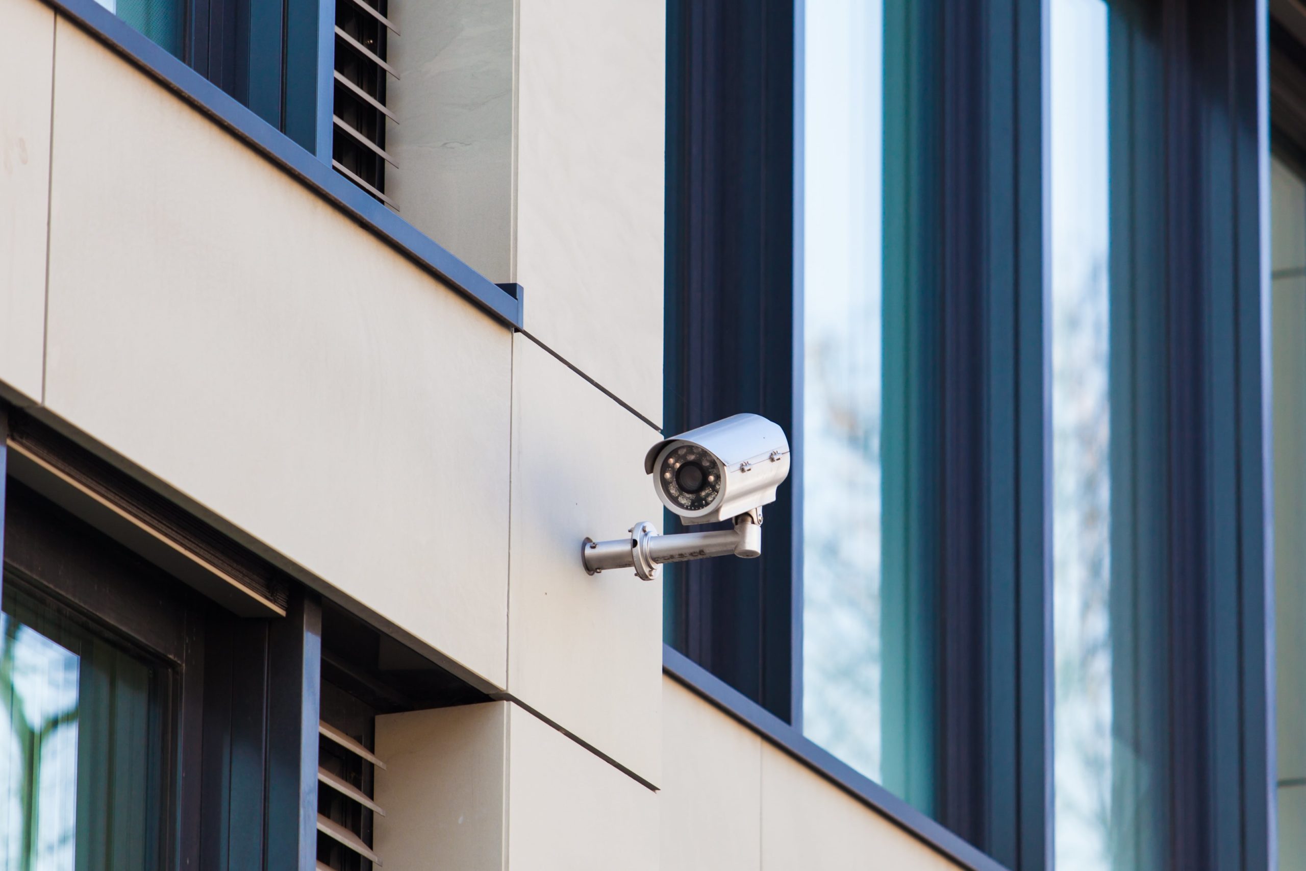 Caméra de vidéoprotection installée sur un bâtiment